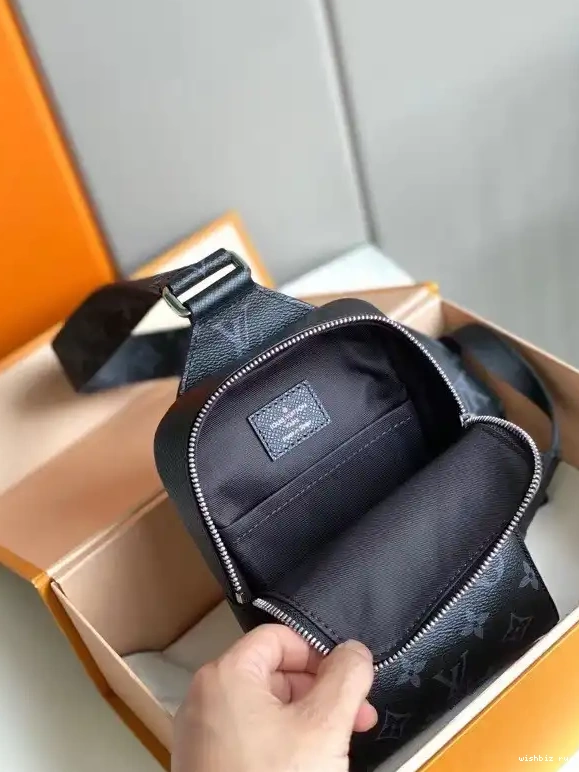 WIS OUTDOOR SLINGBAG LOUIS VUITTON 0628